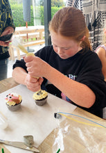 Load image into Gallery viewer, Cupcake decorating class